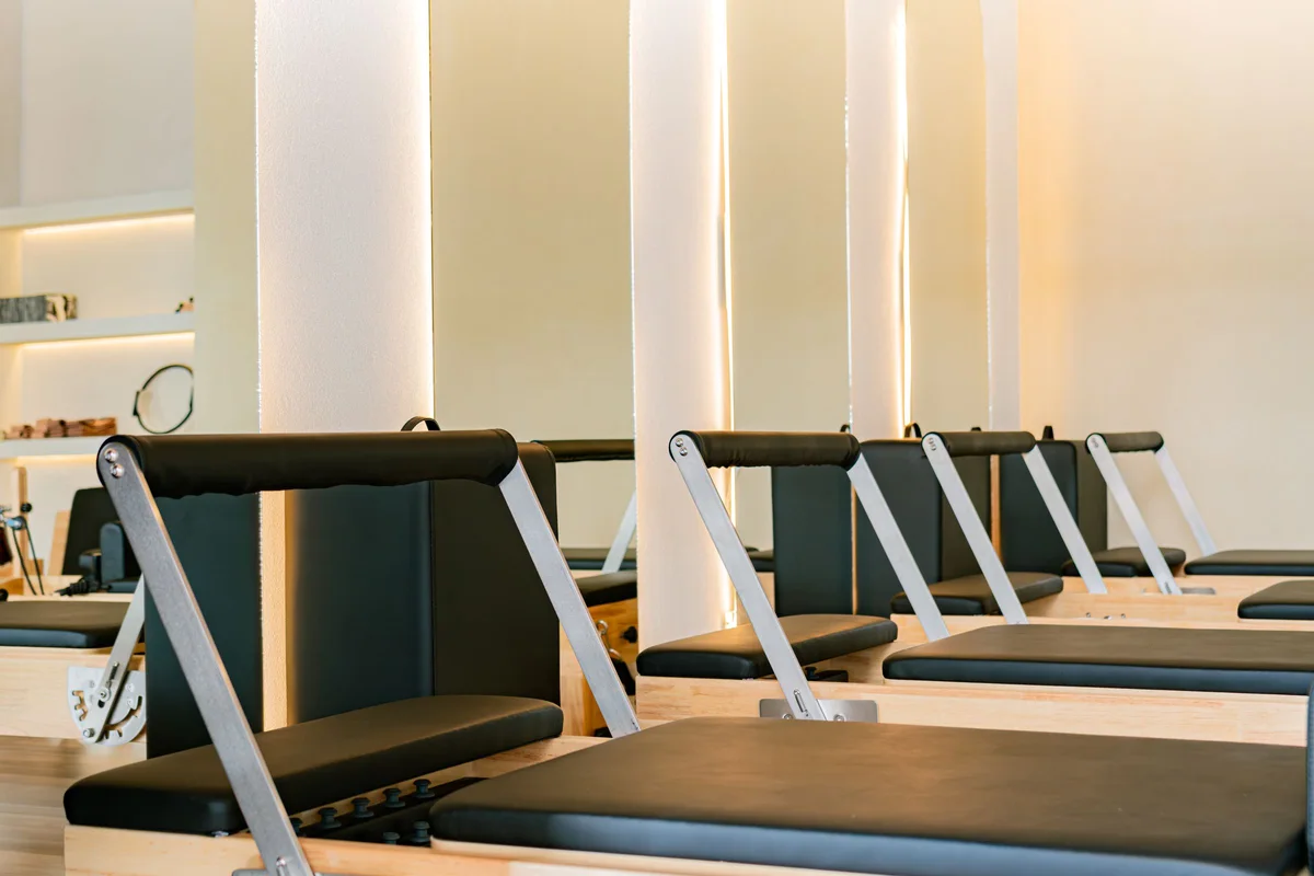 Studio de Pilates avec plusieurs reformers